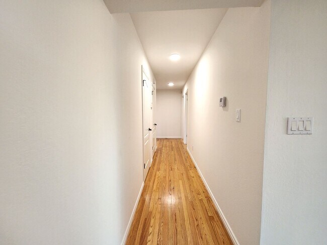 Building Photo - Charming Single Family Home Located in Sou...