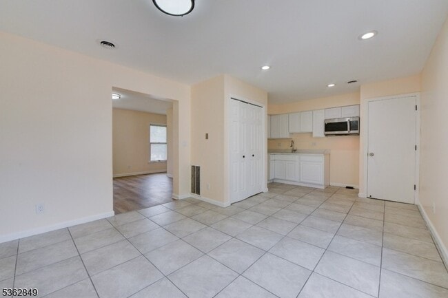 Building Photo - 145 S Arlington Ave