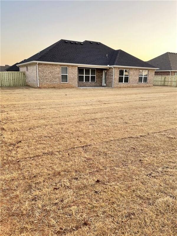 Building Photo - 1725 Tracey Rd