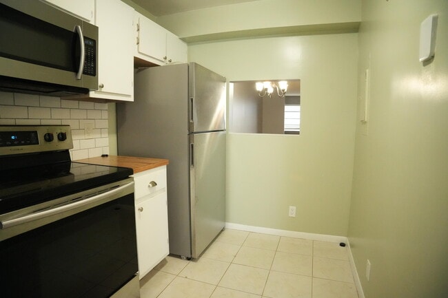 Building Photo - 4640 Lucerne Lakes Blvd W