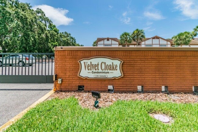 Building Photo - 650 Pinellas Point Dr S