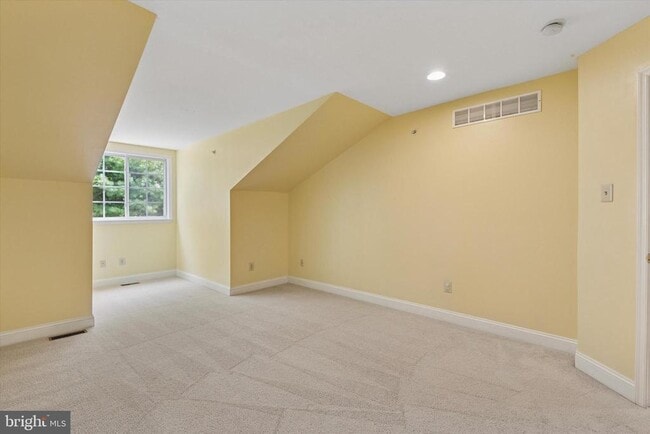 Building Photo - 821 Creekview Dr