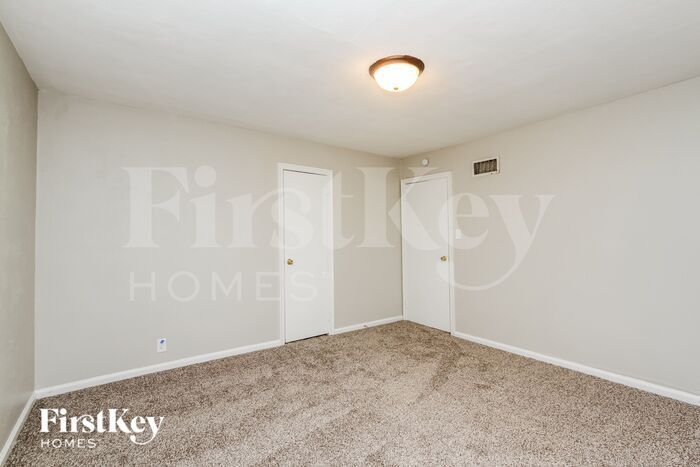 Building Photo - 5614 N Victoria Dr