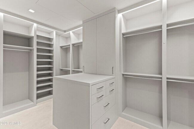 Building Photo - 6587 N Palmeraie Blvd