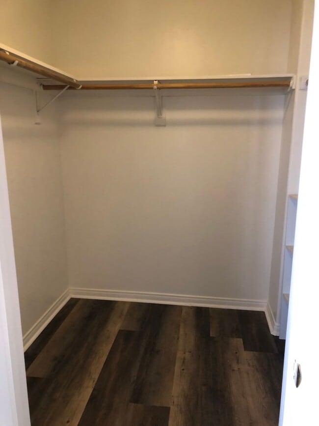 Building Photo - CENTRAL BAKERSFIELD  *FIRST MONTH'S RENT F...