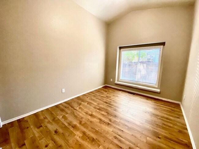 Building Photo - 4 Bedroom 2 bath Home in NW Boise