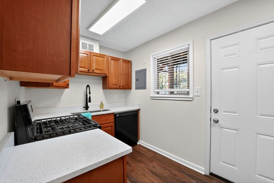 Building Photo - 2516 Peachwood Cir NE