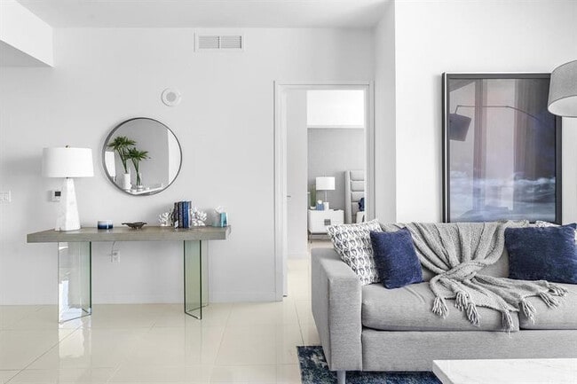 Building Photo - 401 N Birch Rd