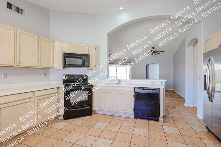 Building Photo - 5515 E Farmdale Ave