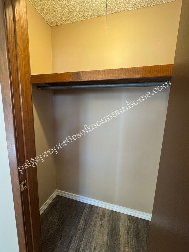 Building Photo - 1842 Buzzard Roost Rd