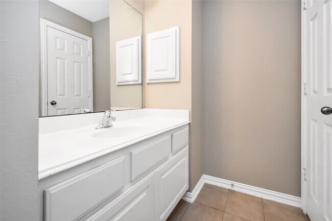 Building Photo - 10 E Artist Grove Cir