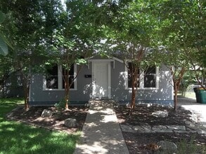 Building Photo - CUTE 2 BEDROOM