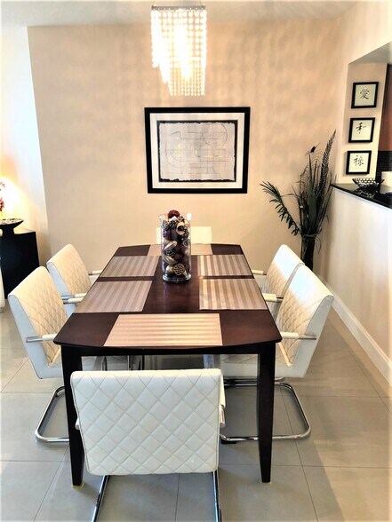 Dining room - 16699 Collins
