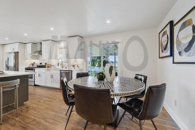 Building Photo - Spacious South Hill Home
