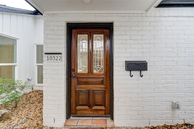 Building Photo - 10322 Lynbrook Hollow St