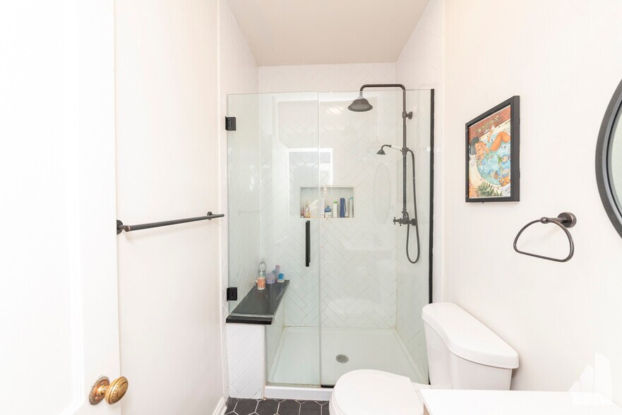 Building Photo - 842 W Waveland Ave