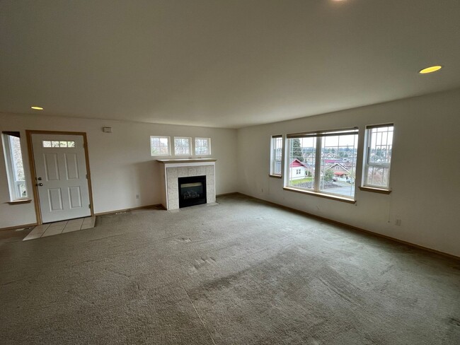 Building Photo - 3 Story, Large Home, Next to a Park with V...
