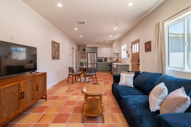 Building Photo - Contemporary New home in Monrovia