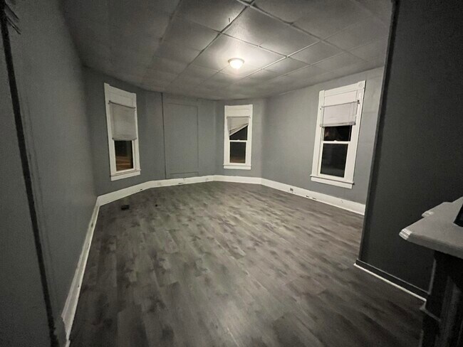 Building Photo - 629 E Broadway St