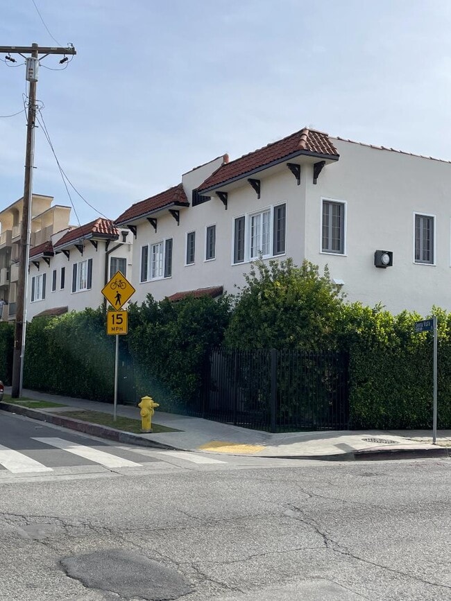 Building Photo - 5550 Sierra Vista Ave