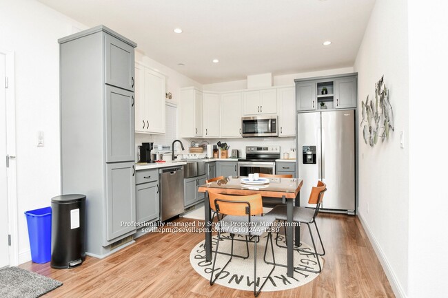 Building Photo - NEWER 2 BR/1 BA detached 1-story unit available 2/1/2026