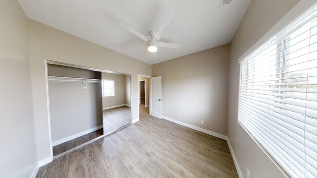 Building Photo - 4BD/2BA, Private Yard!!