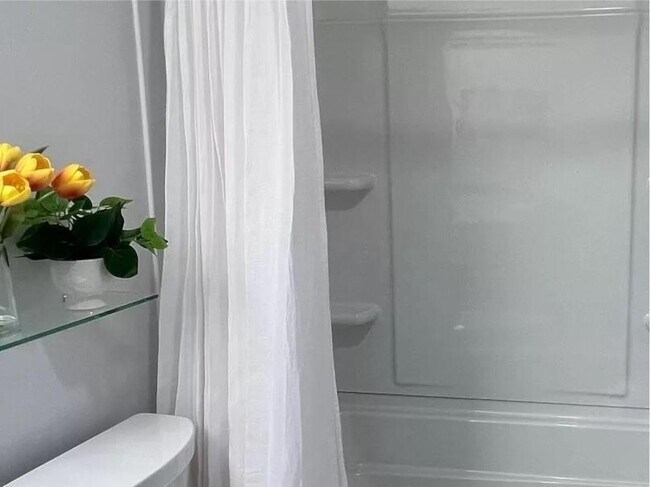 Building Photo - 14 Summer St