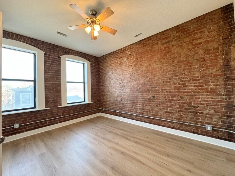 Building Photo - 517 Gillis St