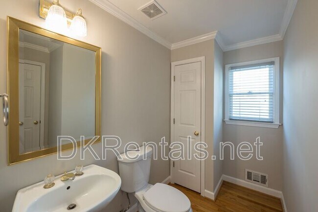 Building Photo - 841 Lakeglen Dr