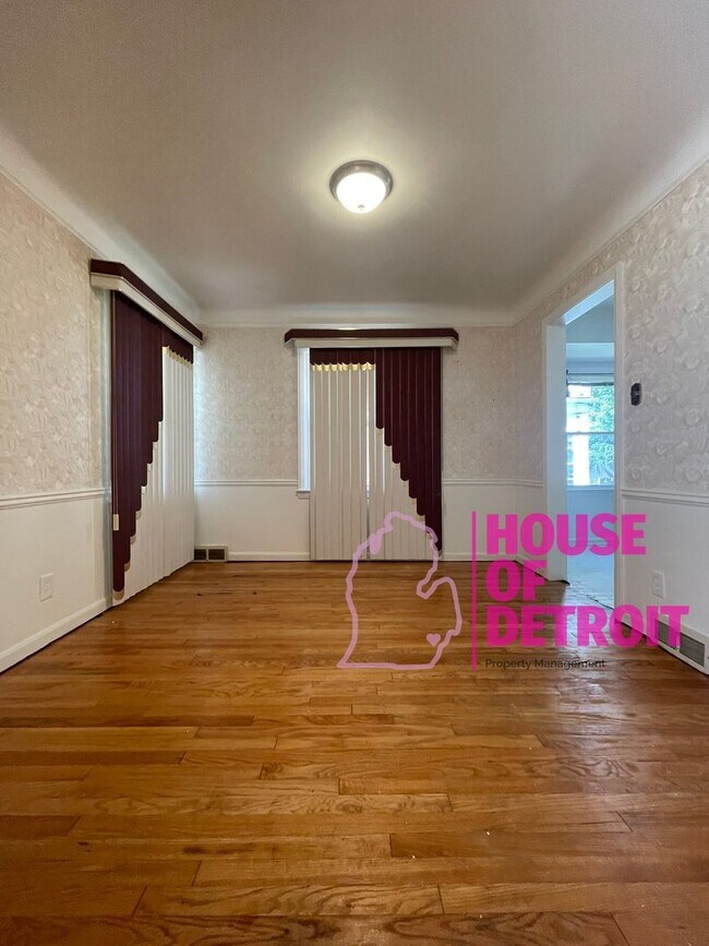 Building Photo - Summer Special~ 3 BEDROOM 1 BATH BUNGALOW ...