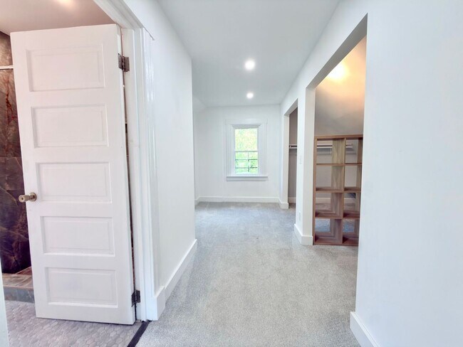 Building Photo - 2216 Burnet Ave