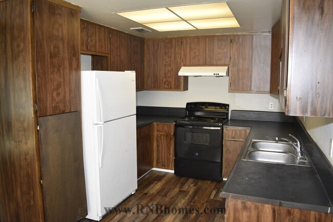 Building Photo - 5237 Manzanita Ave