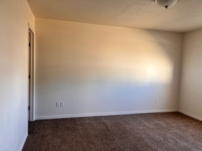 Building Photo - 3 Bed 2 bathroom house