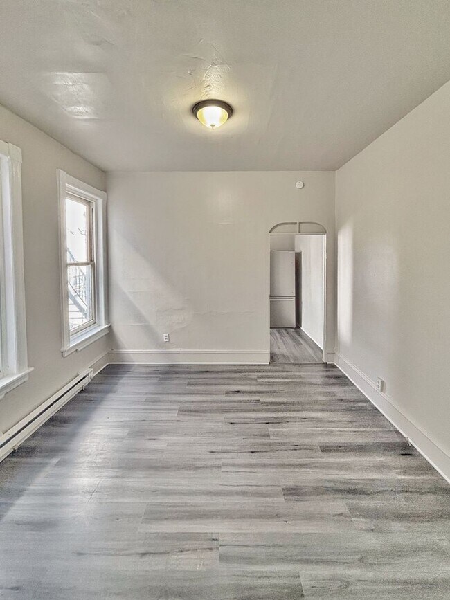 Building Photo - 422 W Allen St