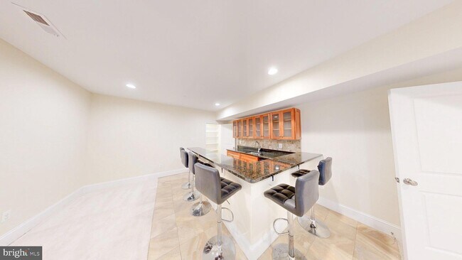Building Photo - 6403 Earlham Dr