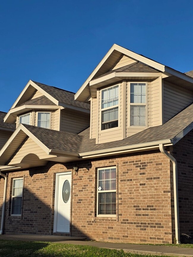 Building Photo - Capri Townhomes