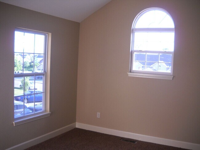 Building Photo - 2 Bedroom 2.5 Bath Townhouse