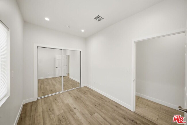 Building Photo - 2910 S Budlong Ave