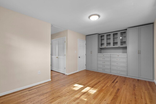 Building Photo - 3 Bed 2.5 Bath - Bethesda Split Level Single Family - Move In Ready