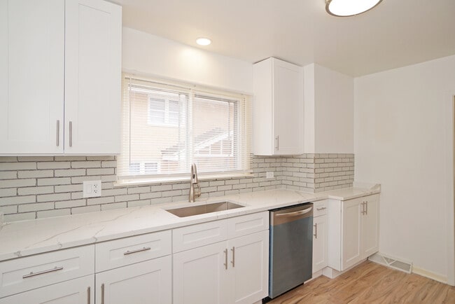 Building Photo - 580 Ivy Ct