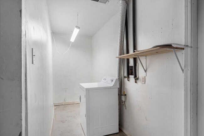 Building Photo - For Rent with Move-in Special ($1,200 off Base Rent ) | 3 Beds 2 Bath | 2 Car Garage |  NE Height...