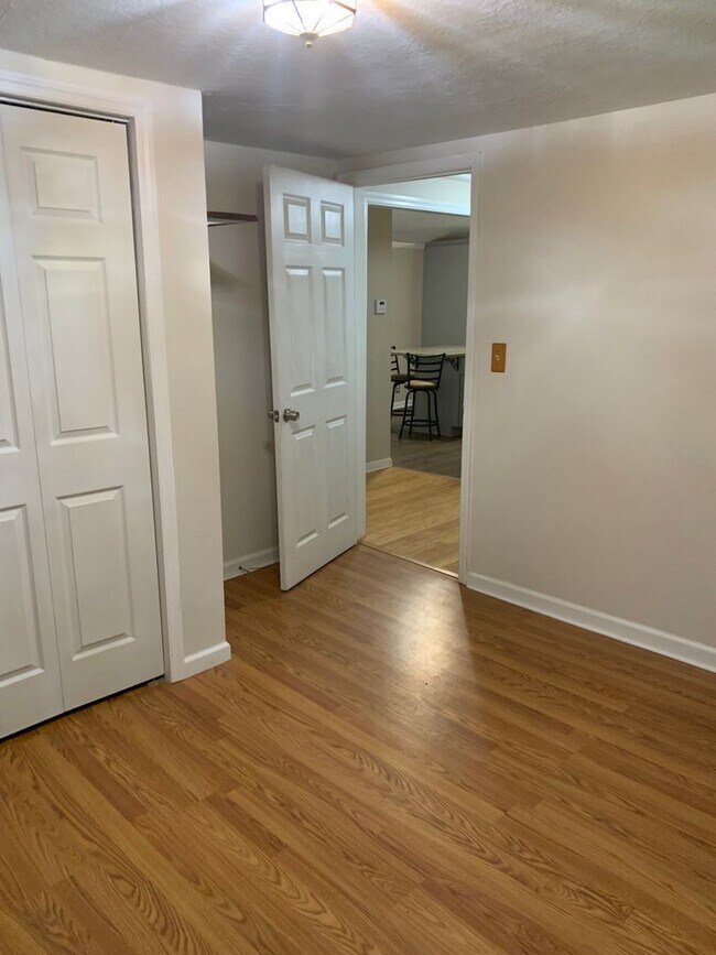 Building Photo - LIVE ON THE LAKE!!