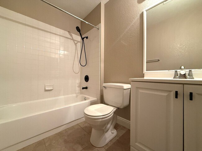 Building Photo - 2bedroom Townhouse near Wigwam Pkwy and Eastern ready for immediate move in!