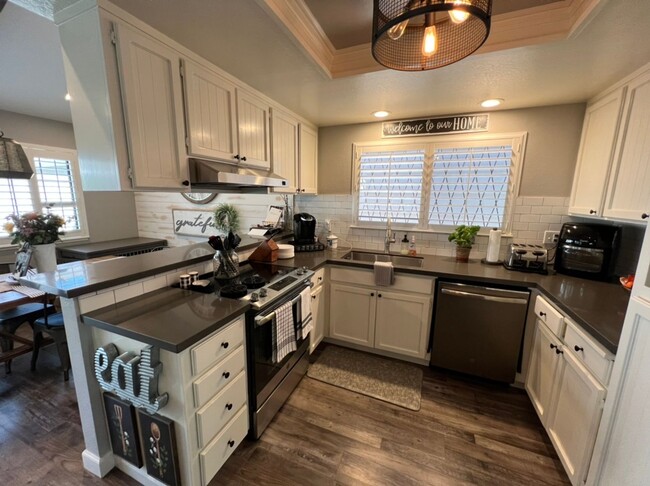Building Photo - 3 bedroom in desirable Regency Park!