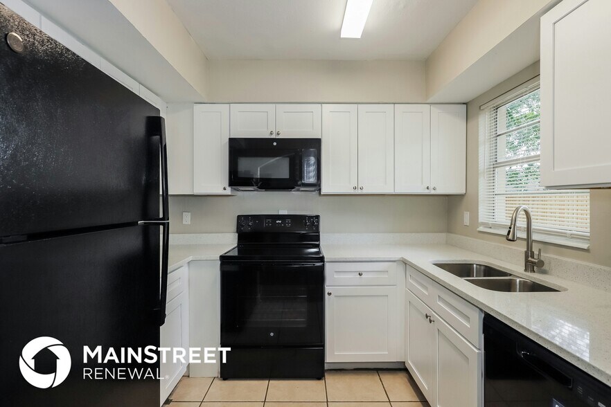 Building Photo - 510 Hedge Row Rd