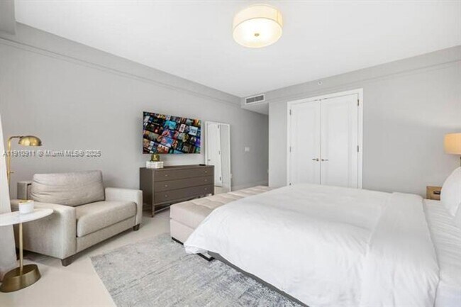 Building Photo - 1435 Brickell Ave