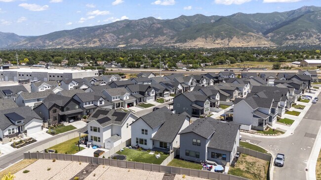 Building Photo - 690 S Edge Ln