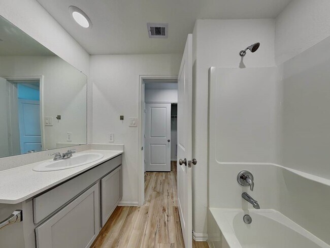 Building Photo - 18714 Mercer Fls Dr