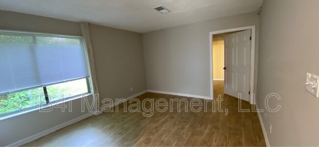 Building Photo - 918 Lakewood Ln