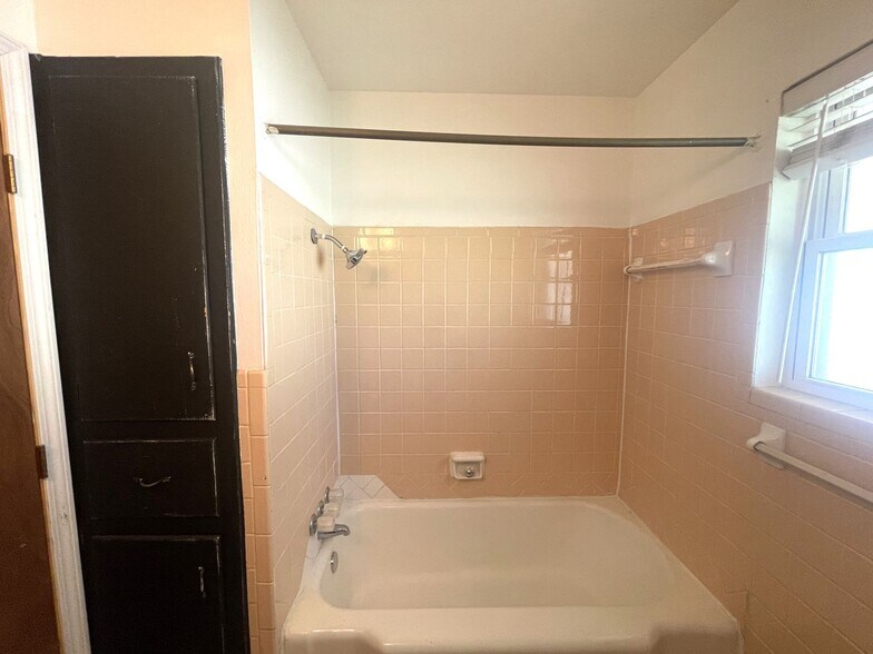 Building Photo - 1817 Hardy Dr